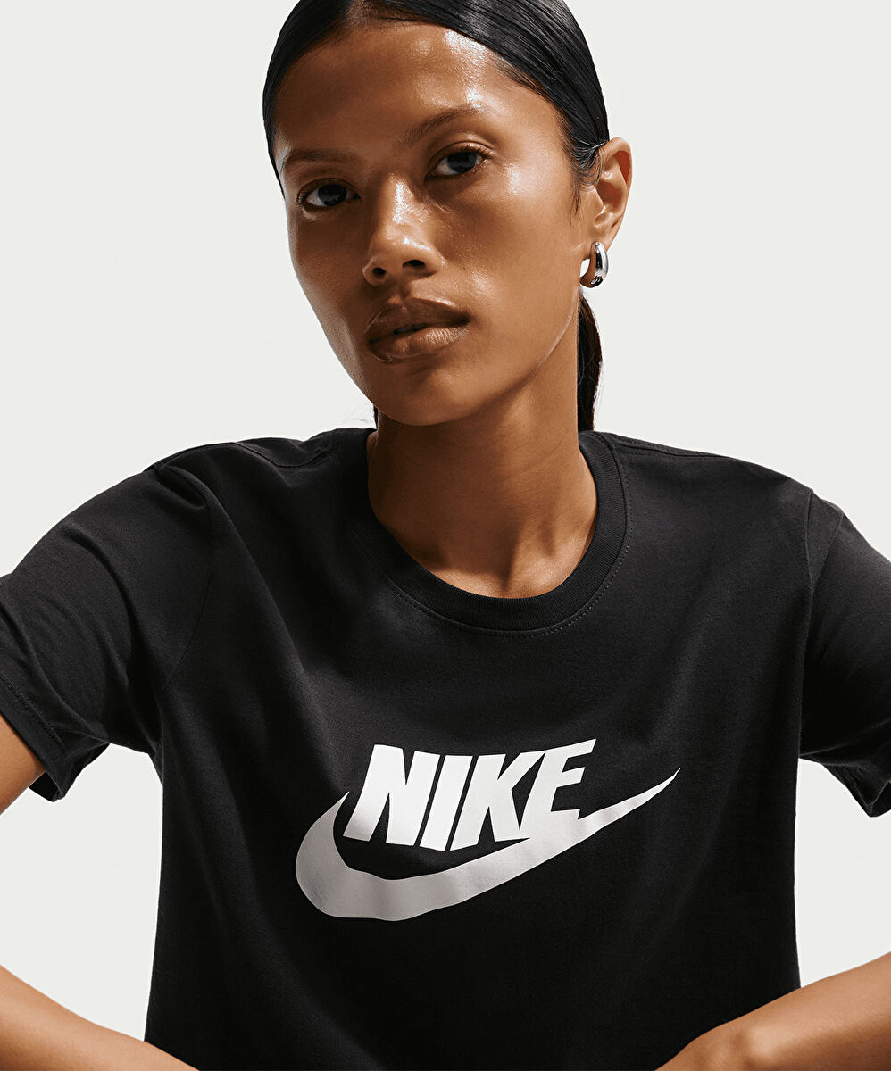 Nike Sportswear Essentials Logo T-Shirt